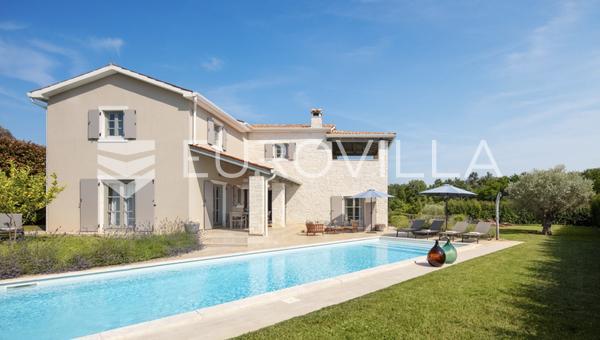 Istra, Višnjan, moderna vila s bazenom i panoramskim pogledom na more