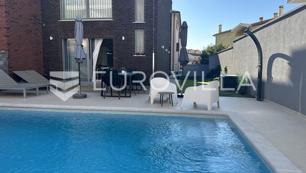 Liznjan: Luksuriøs, moderne lejlighed med have, pool og panoramaudsigt over havet.