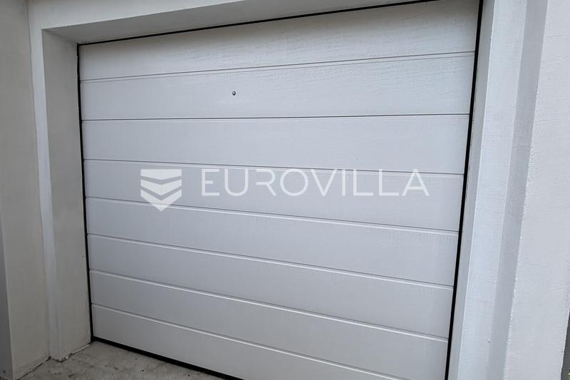 Pula, Kaštanjer, rijetkost na tržištu, trosobni stan s garažom od 20 m² i parking mjestom - 16