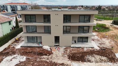 Istra, Poreč, luksuzan stan u prizemlju s 400 m² vrta i pogledom na more