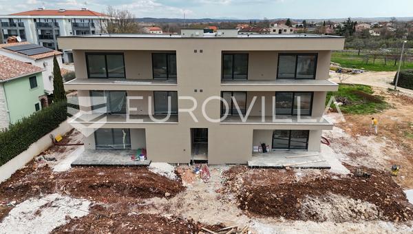 Istra, Poreč, luksuzan stan u prizemlju s 400 m² vrta i pogledom na more