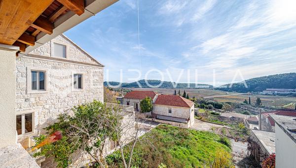 Otok Korčula, Čara, kamena kuća u centru mjesta