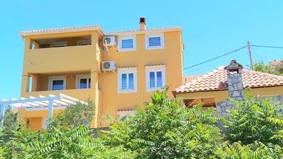 Otok Lošinj, kuća sa četiri apartmana, 220 m², na mirnoj lokaciji blizu mora