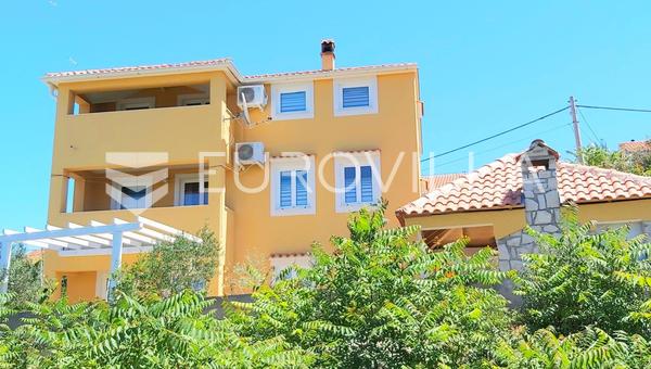 Lošinj Adası - denize yakın, sakin bir konumda bulunan, dört daireli, 220 m² büyüklüğünde ev