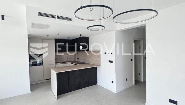 Kaštela Stari, luksuzan trosoban stan od 120,9 m² na prizemlju s vrtom