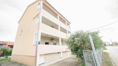 Zadar, Bibinje, kuća u centru s tri odvojena stana i pogledom na more