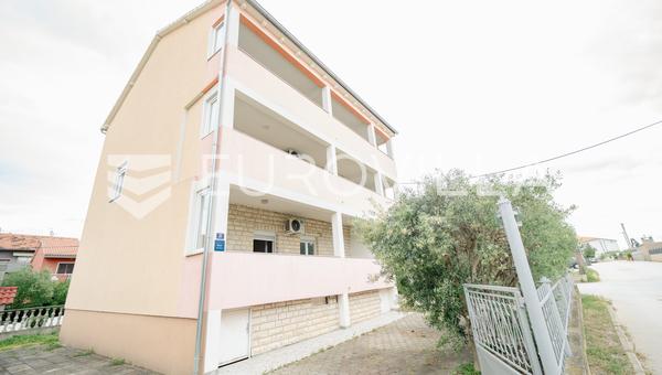 Zadar, Bibinje, casa no centro com três apartamentos independentes e vista para o mar
