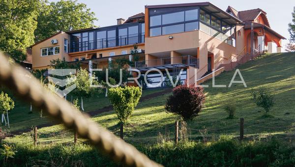 Vinkovci, Marinci, Ekskluzivna vila s bazenom 558,64 m² na zemljištu površine 7270 m²