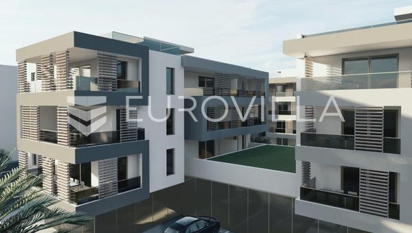 Split, Podstrana | jednosoban stan na prvom katu s garažnim parkirnim mjestom