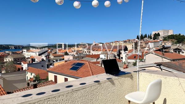 Šibenik, Varoš, dvosoban stan s prostranom krovnom terasom