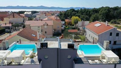 Zadar, Mocire luksuzan trosoban stan s krovnom terasom i bazenom