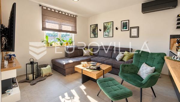 Pula, Valdebek, wunderschön eingerichtetes Penthouse mit Loggia, zwei überdachten Parkplätzen, 115,22 m²
