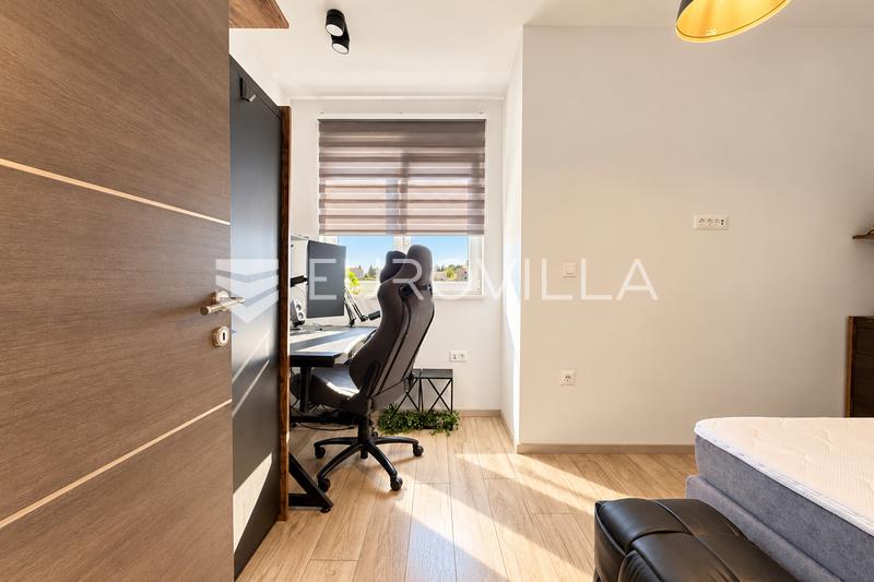 Pula, Valdebek, ático bellamente decorado con logia, dos plazas de aparcamiento cubiertas, 115,22 m² - 12