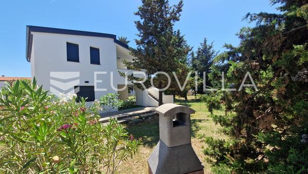 Vir - Casa unifamiliar con un apartamento terminado y planta superior ROH BAU, a 500 m del mar