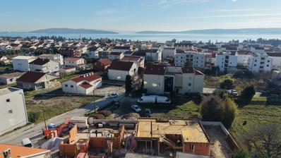 Kaštel Lukšić, trosoban penthouse s krovnom terasom i dva parkirna mjesta