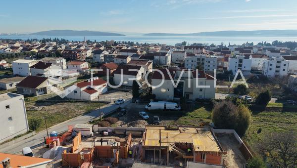 Kaštel Lukšić, trosoban penthouse s krovnom terasom i dva parkirna mjesta