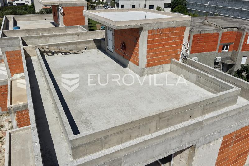 Kastel Luksic, penthouse de trois pièces avec terrasse sur le toit et deux places de parking - 7