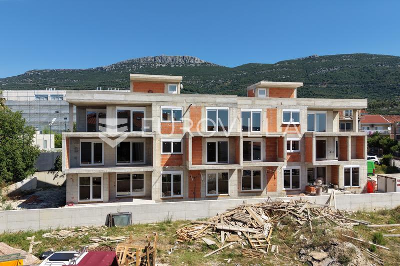 Kastel Luksic, penthouse de trois pièces avec terrasse sur le toit et deux places de parking - 1