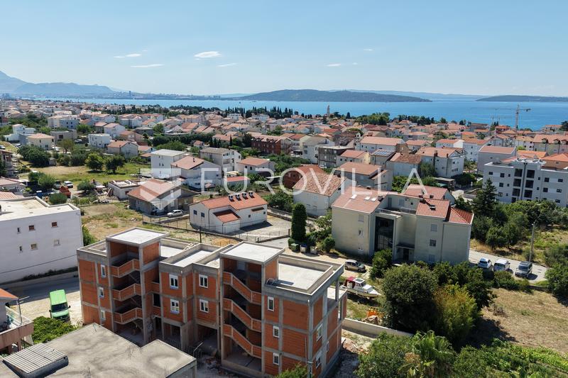 Kastel Luksic, penthouse de trois pièces avec terrasse sur le toit et deux places de parking - 12