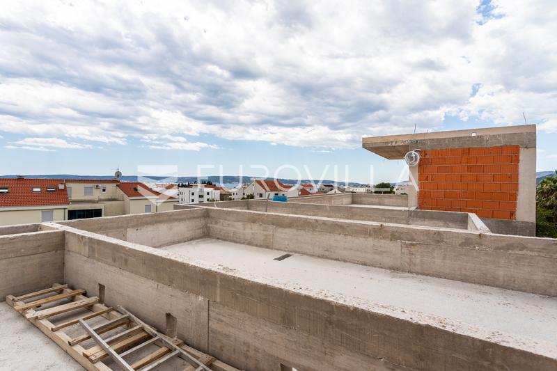 Kastel Luksic, penthouse de trois pièces avec terrasse sur le toit et deux places de parking - 33