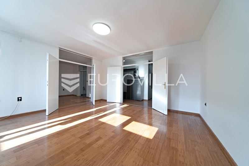 Osijek, Centar, prodaje se uređen stan površine 101 m² - 2