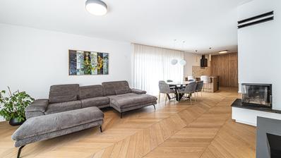 Zagrzeb, Sestine, luksusowy apartament czteropokojowy z prywatnym ogrodem, garażem i boiskiem sportowym