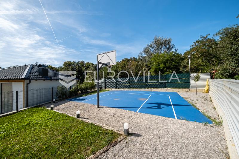 Zagreb, Šestine, luksuzno štirisobno stanovanje z zasebnim vrtom, garažo in športnim igriščem - 39