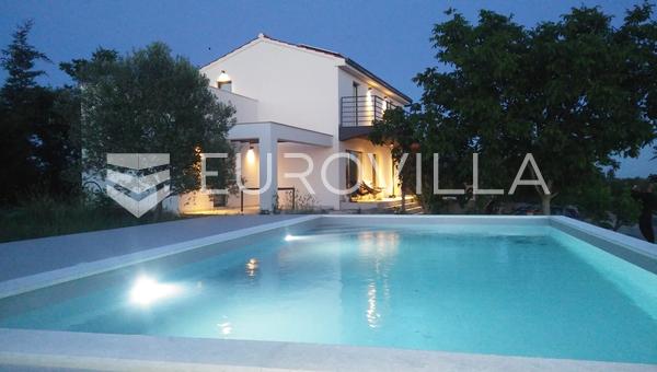 Zadar, Crno, moderna vila na predivnoj privatnoj lokaciji