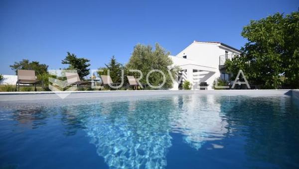 Zadar, Crno, moderná vila na jedinecnom súkromnom mieste