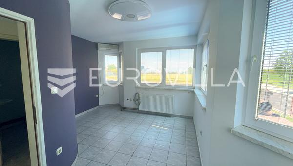 Valpovo - Edificio comercial en venta con oficinas, almacén e instalaciones de producción/servicio