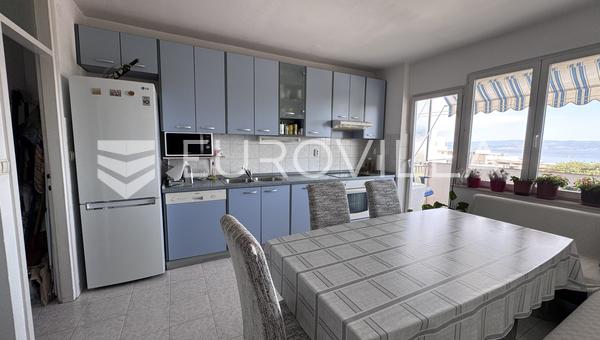 Split, Firule, appartement confortable de deux chambres avec vue sur la mer