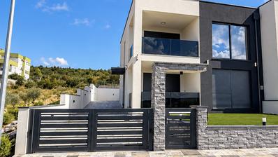 Zadar, Rovanjska - nowoczesny apartament na parterze z dwiema sypialniami, tarasem i panoramicznym widokiem na morze