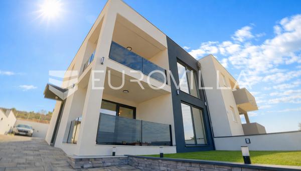Zadar, Rovanjska - moderno apartamento de dos dormitorios en planta baja con terraza y vistas panorámicas al mar