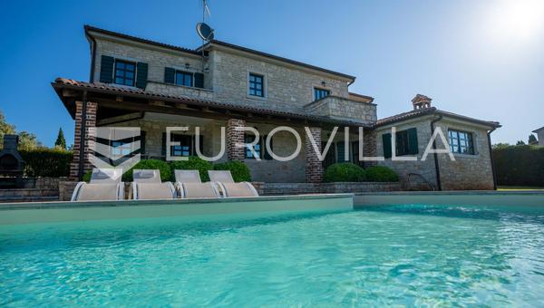 Istra, Sveti Lovreč, kamena vila 269 m2 s bazenom, velikim vrtom i pogledom na more