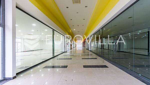 Prelog, komerční komplex s celkovou plochou 3725 m²