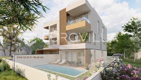 Zadar, Bibinje - spazioso appartamento bilocale al piano terra con ampio giardino e piscina a 80m dal mare.