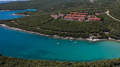 Istra, Duga Uvala, prizemlje, adaptirani apartman u sklopu naselja s pogledom na more,150 m od mora