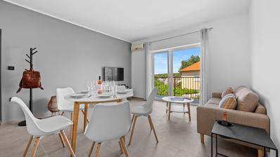 Istria, Pola, appartamento con tre camere da letto, piscina, parcheggio