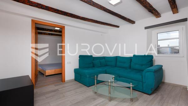 Krk, Milohnici'de, 80 m² kullanım alanına sahip, iki katlı ve üç yatak odalı bir daireden oluşan ikiz taş ev