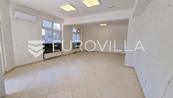 Osijek, centro de la ciudad, local comercial en alquiler con una superficie de 107 m²