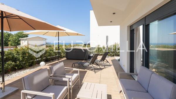 Istra, Poreč, najam kuće 116 m² s jacuzzijem i vrtom na super lokaciji s pogledom na more