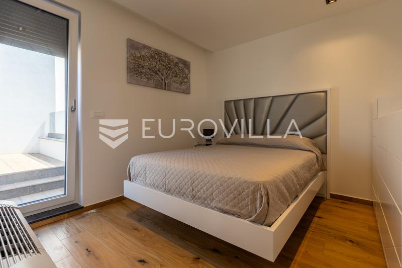 Istra, Poreč, najam kuće 116 m² s jacuzzijem i vrtom na super lokaciji s pogledom na more - 16