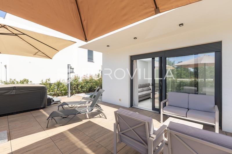Istra, Poreč, najam kuće 116 m² s jacuzzijem i vrtom na super lokaciji s pogledom na more - 32