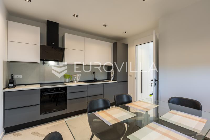 Istra, Poreč, najam kuće 116 m² s jacuzzijem i vrtom na super lokaciji s pogledom na more - 10