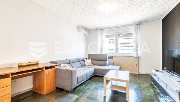 Zagreb, Tratinska, three-room apartment 78 m² parking space