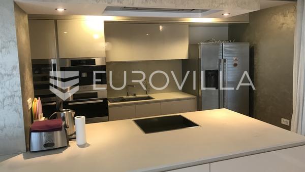 Istra, Rovinj, ylellinen kattohuoneisto NKP 186m2 erinomaisella paikalla, kaksi autotallipaikkaa