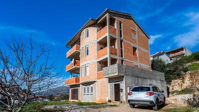 Trogir, Čiovo, roh bau zgrada za investiciju 