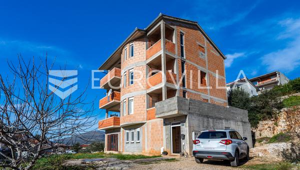 Trogir, Čiovo, roh bau zgrada za investiciju 