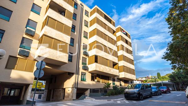 Split, Žnjan, dvosoban stan s parkingom u novoizgrađenom objektu