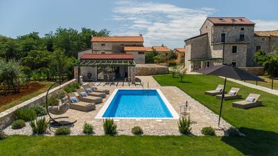 Istrie, Umag, autentický istrijský kamenný dům 260 m², obklopený zelení, zahrada 1349 m²